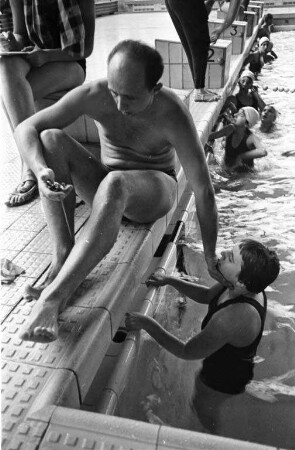 Training der besten deutschen Nachwuchs-Schwimmerinnen im Tullabad unter Leitung des Deutschen Schwimmverbands.