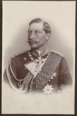 Kaiser Wilhelm II. in Uniform mit Auszeichnungen, Brustporträt.
