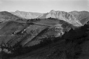 Berglandschaft : Ein Dorf der Kabylen an den Hängen der Berge.