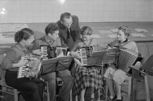 Akkordeonspielende, Pionierleiterschule Altenburg