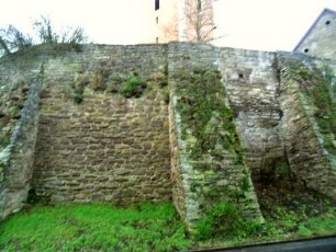 Evangelische Pfarrkirche-Kirchhofmauer im Südosten mit stabilisierenden Strebepfeilern von Ortsseite (Wehrgang mit Steinbrüstung im 19 Jh abgetragen)