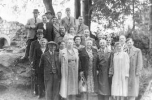 Triebischtal-Miltitz. Familienfoto, vordere Reihen Familie Bartsch-Furkert