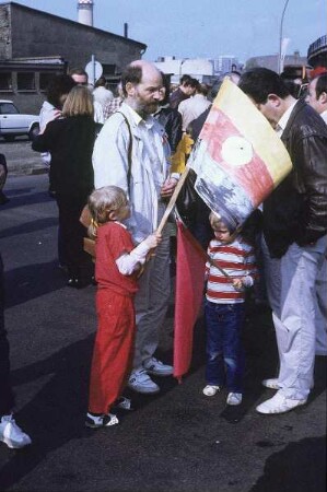 DDR. Teilnehmer einer Maidemonstration (vielleicht in Berlin)