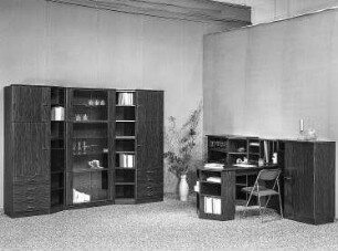 Anbaustrecke mit integriertem Schreibtisch : Wohnzimmermöbel (1985; VEB Möbelkombinat Berlin (MKB)). Anbauwand und Anbaustrecke mit integriertem Schreibtisch