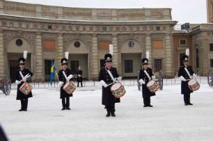 Stockholm - Wachaufzug am Schloss : Wachablösung vor dem Königlichen Schloss, Trommler der Svea Livgarde, aufgenommen 2006 in Stockholm
