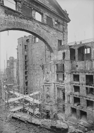 Dresden, Theaterplatz, Semperoper, Inneres. Ruine, zerstörter Zuschauer- und Bühnenraum
