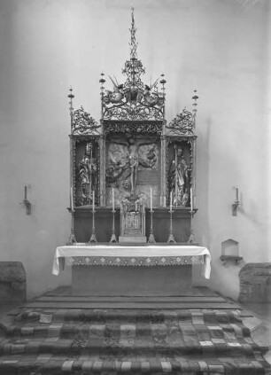 Seitenaltar: Kreuzigung und zwei Heilige