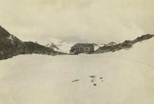 Österreich. Stubaier Alpen. Hildesheimer Hütte (1896), westlich vom Zuckerhütl