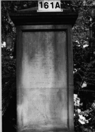 Grabstein 161 (Index: 100090953) Material: Sandstein Zustand: leicht verwittert Maße HxBxT: 165x61x31 cm Beschreibung: Stele auf Sockel mit abgesetztem Dreiecksgiebel: Grabstein 161A