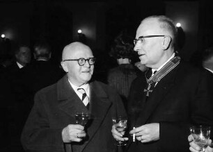 Freiburg: Kaufhaussaal; Großes Bundesverdienstkreuz für Colmars Oberbürgermeister Joseph Rey; Josef Rothacker (86), Oberbürgermeister Joseph Rey