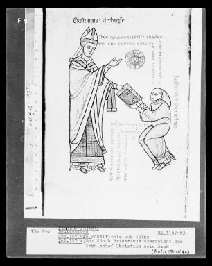 Pontificale aus Mainz — Der Mönch Fridericus überreicht dem Erzbischof Christian sein Buch, Folio 127 v