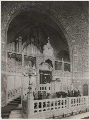 Blick auf den Toraschrein der Synagoge. Aron und Birma zu einer Einheit zusammengefasst. Über der Birma ist das Predigtpult zu sehen. Dortmund, Am Hiltropwall