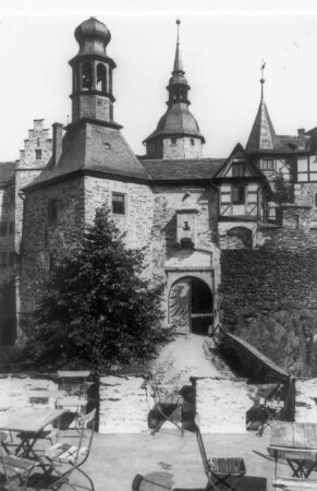 Ludwigsstadt-Lauenstein. Burg Lauenstein (12. Jh., um 1400, Hauptflügel 1551-1554). Aufgang mit Torwartshaus