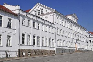 Putbus - Klassizistischer Bau : Der klassizistische Bau des Paedagogikums. Aufgenommen am 20. April 2011 auf der Insel Rügen in Putbus