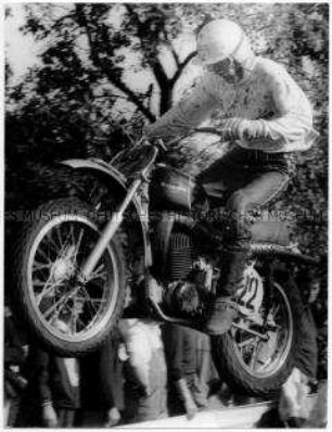 Motorradfahrer im Flug (Altersgruppe bis 14)