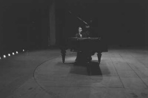 Gastspiel eines russischen Ballett- und Künstlerensembles in der Deutschen Staatsoper Berlin : Pianistin Tatjana Nikolajewa am Piano