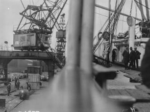 Im Hafen : Blick in den Hafen und auf das Dampfschiff
