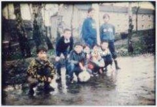 Gruppenfoto von Jungs beim Fußballspiel (Sonderthema: Straßen-Kinder)