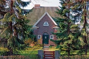 Struhbarg 44: traufständiges Wohnhaus aus Backstein: Straßenfront: Mittelteil mit Pilastern, Eingangsportal, Frontispiz: Vorgarten, Gartenpforte