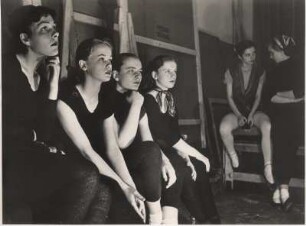 Hamburgische Staatsoper. Tänzer des Staatsoper-Balletts bei einer Pause