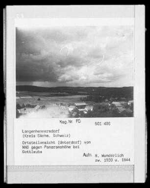 Langenhennersdorf : Langenhennersdorf. Ortsteilansicht (Unterdorf) von Nordnordost gegen Panoramahöhe bei Gottleuba
