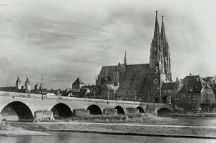 Regensburg, Stadtansicht : Regensburg. Stadtansicht über die Donau mit Steinernen Brücke und Brückentor, von Nordwesten