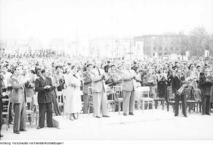 Berlin, 3. Weltfestspiele der Jugend und Studenten, Auftritt eines Kulturensembles aus der Demokratischen Volksrepublik Korea (Nordkorea), Parade im Stadion mit den Ehrengästen Wilhelm Pieck und Otto Grotewohl, Feuerwerk, August 1951