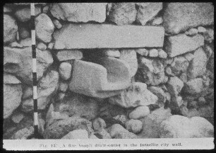 Tell el Kedah, Wasserausfluß in israel. Mauer, Area 6
