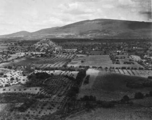In Teotihuacan : Blick von der Sonnenpyramide auf die Mondpyramide. Zwischen den archäologischen Fundstätten liegen Agavenpflanzungen.