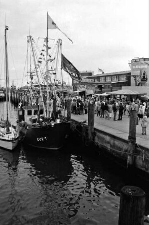 Cuxhaven: Hafen: Schiffsanlegestelle und Promenade