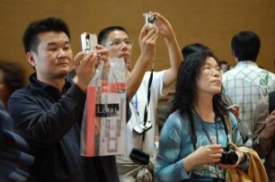 Paris - Menschen im Louvre : Chinesische Touristen fotografieren die Venus von Milo, Museum Louvre. Paris, 2006