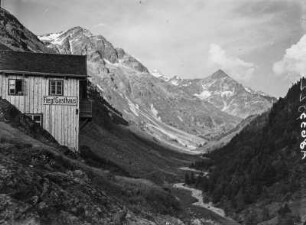 Fiegels Gasthof : Blick zum Rasthaus Fiegl ("Fiegl’s Gasthaus“, Windachtal bei Sölden), dahinter die Pfaffenschneide (ca. 3498m)