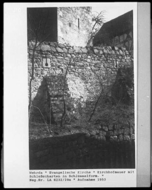 Kirchhofmauer mit Schießscharten in Schlüsselform