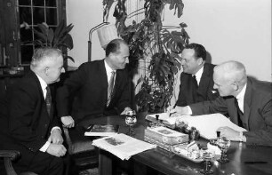 Freiburg: Rathaus, Amerikanischer Botschafter George C. Mc Ghee, Generalkonsul Paul Sweet, Dr. Clark beim Oberbürgermeister