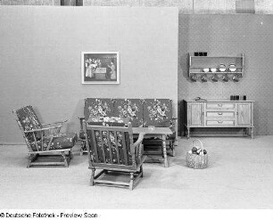 Sitzgruppe : Küche "Utrecht" (1972). Ansicht mit Sitzgruppe, Anrichte und Wandbord