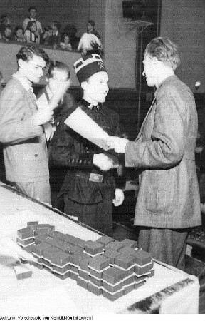 Erfurt. II. Kongress der Jungaktivisten in Erfurt. Auszeichnung eines Bergarbeiters durch Fritz Selbmann, 2.-3. April 1949