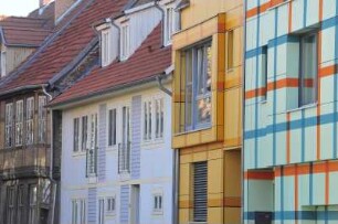 Quedlinburg - Farbige Neubauten : Stadtbildzerstörung. Seltsame farbige Naubauten neben historischen Fachwerkhäusern in der Schmalen Straße. Aufgenommen am 20. Oktober 2012 in Quedlinburg