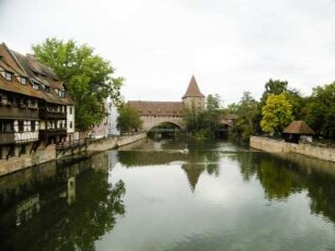 Nürnberg: Pegnitz mit Uferbebauung, Blick zu Kettensteg und Hallertorbrücke