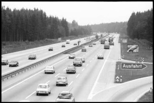 Hofholdinger Forst, starker Verkehr, sechsspurige Autobahn München - Salzburg
