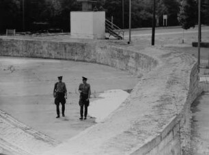 Blick über die Staatsgrenze zu Westberlin/Berliner Mauer am Brandenburger Tor