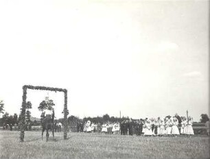 Erntebrauch in Kunersdorf : Gesellschaftliche Volkskultur - Herbst. Ort: Kósobuz / Kunersdorf. Hahnrupfen (lapanje kokota).
