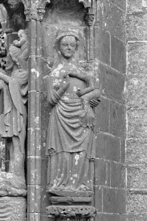 Portal der Heilig Kreuzkapelle, am rechten Außenpfeiler der Vorhalle: Madonna