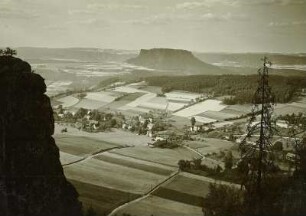 Königstein-Pfaffendorf (Sächsische Schweiz). Blick vom Pfaffenstein auf Pfaffendorf und den Lilienstein