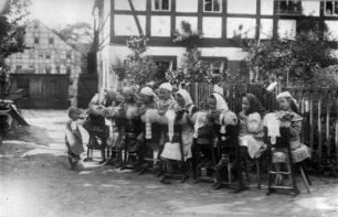 Kinderklöppelgruppe : re. das Wahner-Albert-Haus, Hintergrund: Gasthof zum Preßnitzthal (Engel-G.)