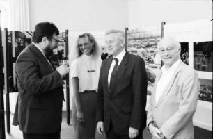 Freiburg: Verkehrsamt, Bonn Ausstellung zur 2000-Jahrfeier, Gruppen mit Bürgermeister Jürgen Endemann, Bonn