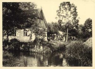 Bei Lehde im Spreewald. Ein Wohnhaus am Kanal