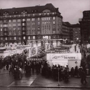 Dresden. Striezelmarkt auf dem Altmarkt bei Nacht