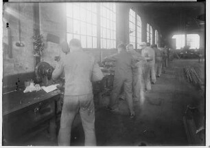 Reichsberufswettkampf ¿ Metall 1934; Arbeiter beim Feilen in einer Werkshalle Laucherthal