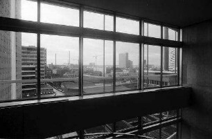 Basel: Treppenhaus mit Industrieblick, bei Sandoz