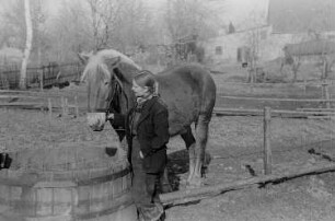 Reportage vom Volksgut Struppen : Mädchen mit einem Pferd